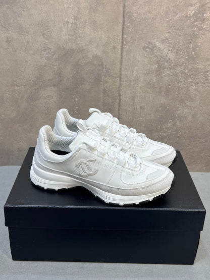 CHANEL 26S RUNNER CC LOGO SNEAKERS IN WHITE CALFSKIN AND SUEDE mysite