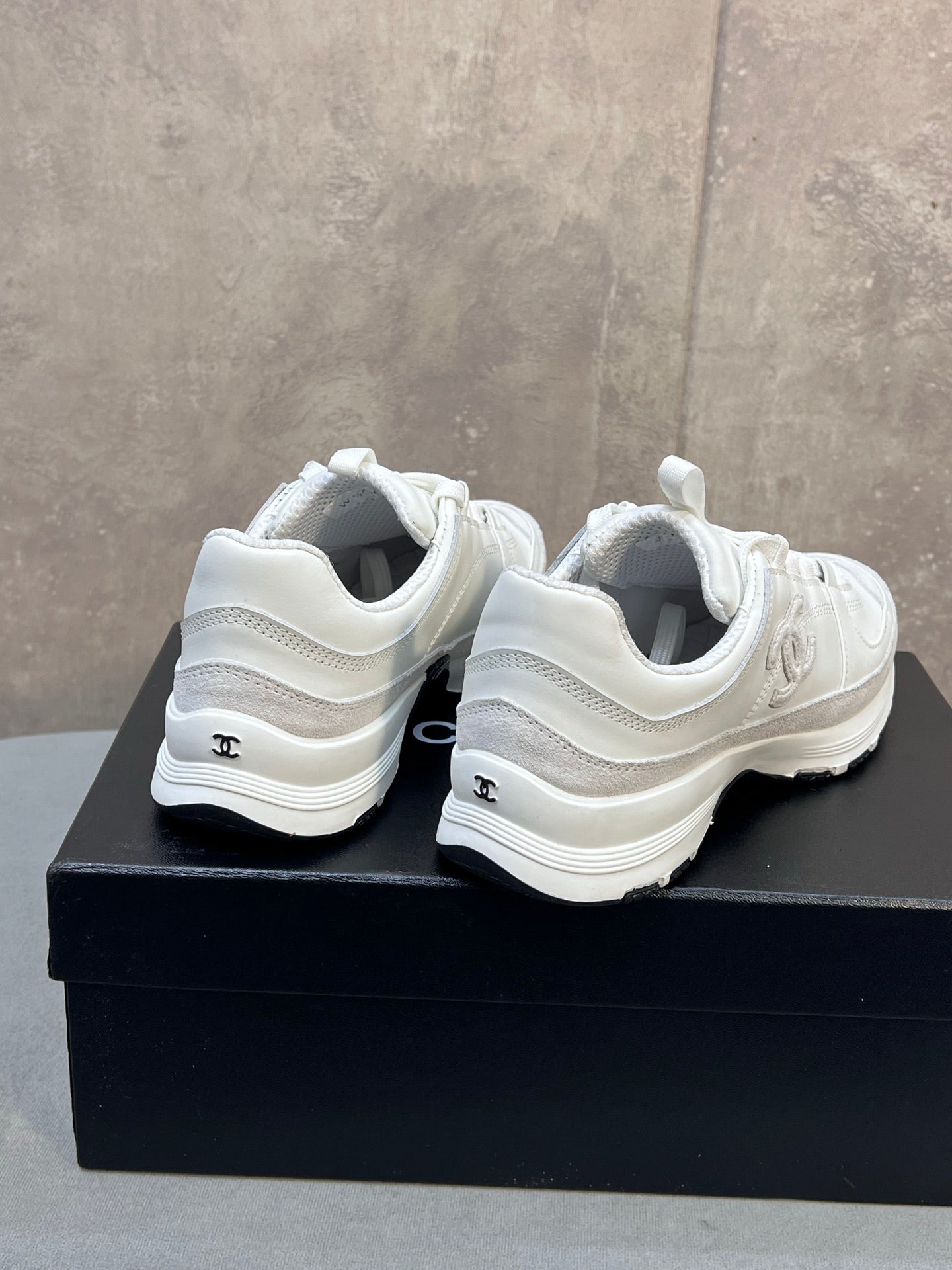 CHANEL 26S RUNNER CC LOGO SNEAKERS IN WHITE CALFSKIN AND SUEDE mysite