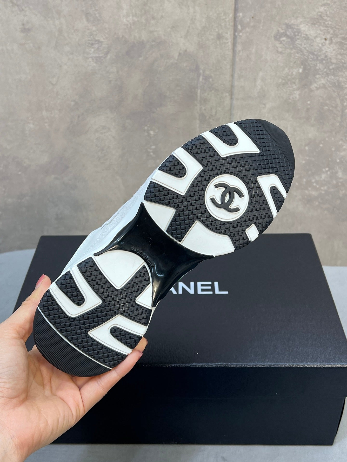 CHANEL 26S RUNNER CC LOGO SNEAKERS IN WHITE CALFSKIN AND SUEDE mysite