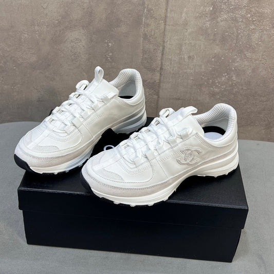 CHANEL 26S RUNNER CC LOGO SNEAKERS IN WHITE CALFSKIN AND SUEDE mysite