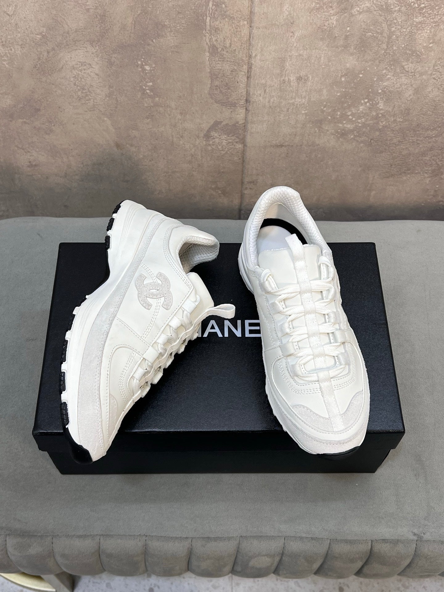 CHANEL 26S RUNNER CC LOGO SNEAKERS IN WHITE CALFSKIN AND SUEDE mysite