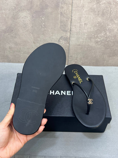 26S FLIP FLOPS IN BLACK CALFSKIN CC LOGO mysite