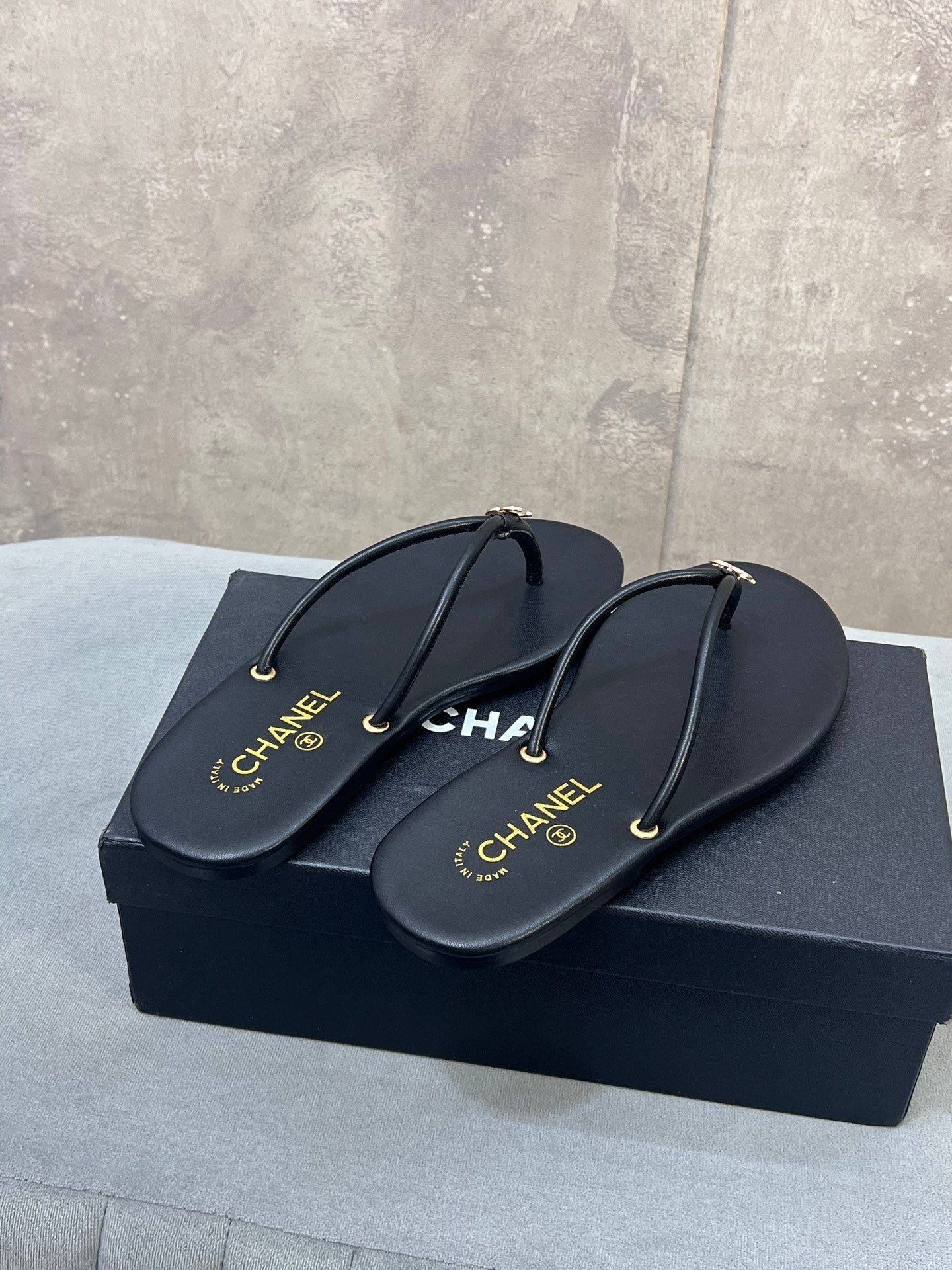 26S FLIP FLOPS IN BLACK CALFSKIN CC LOGO mysite