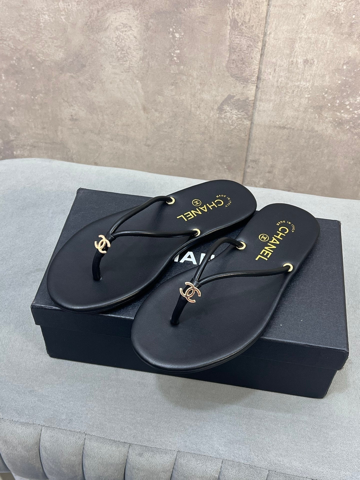 26S FLIP FLOPS IN BLACK CALFSKIN CC LOGO mysite