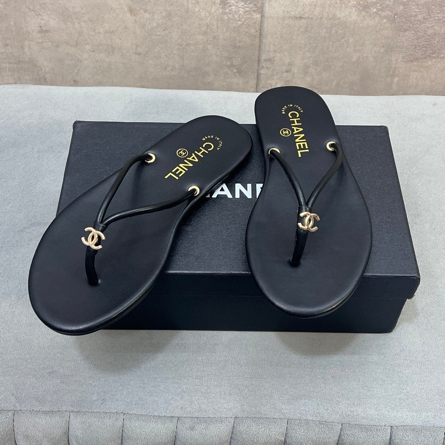 26S FLIP FLOPS IN BLACK CALFSKIN CC LOGO mysite