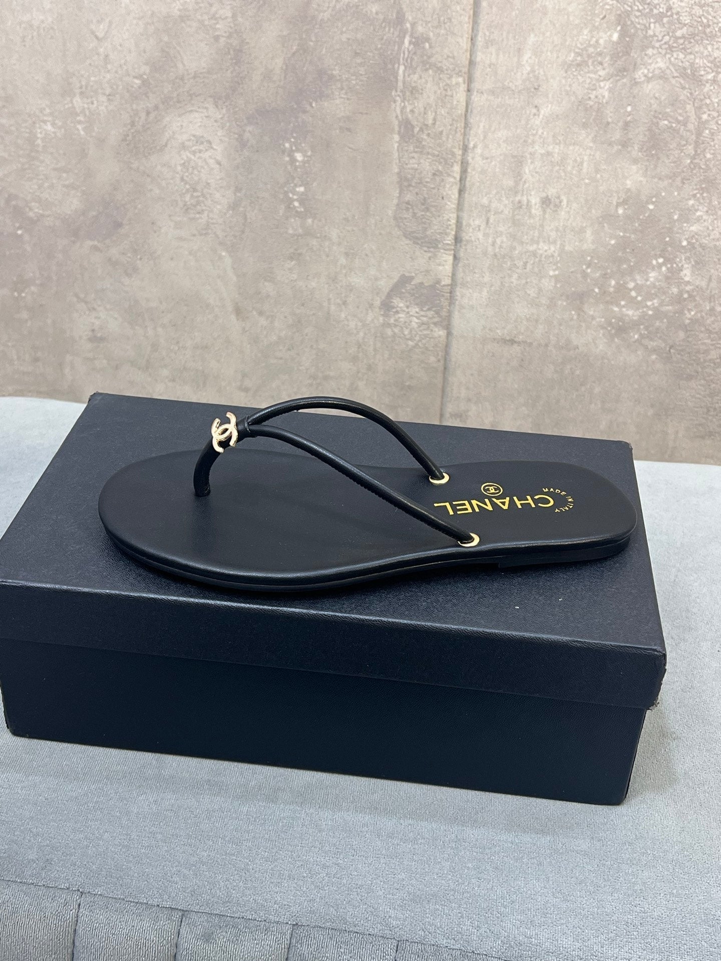 26S FLIP FLOPS IN BLACK CALFSKIN CC LOGO mysite