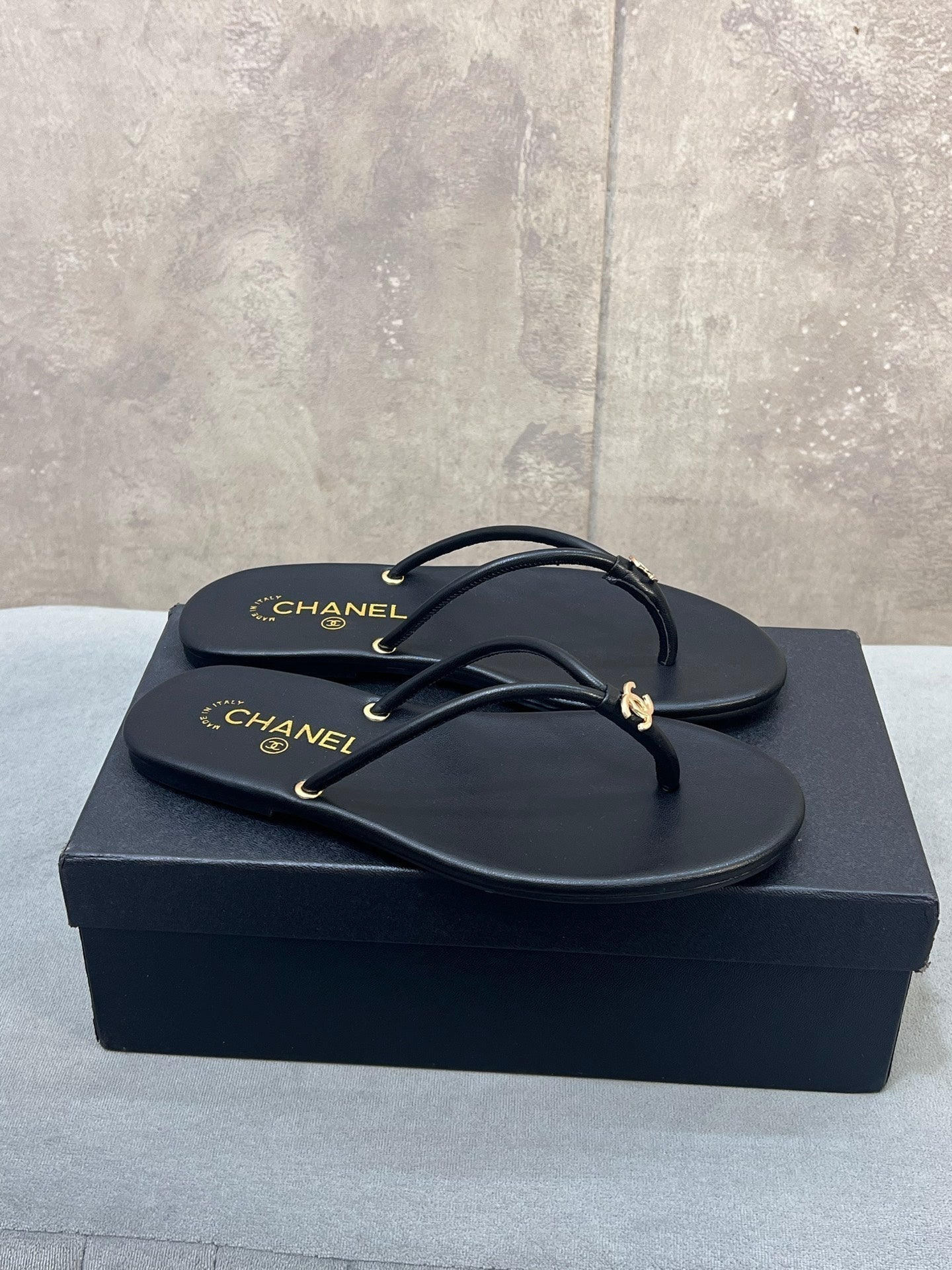 26S FLIP FLOPS IN BLACK CALFSKIN CC LOGO mysite