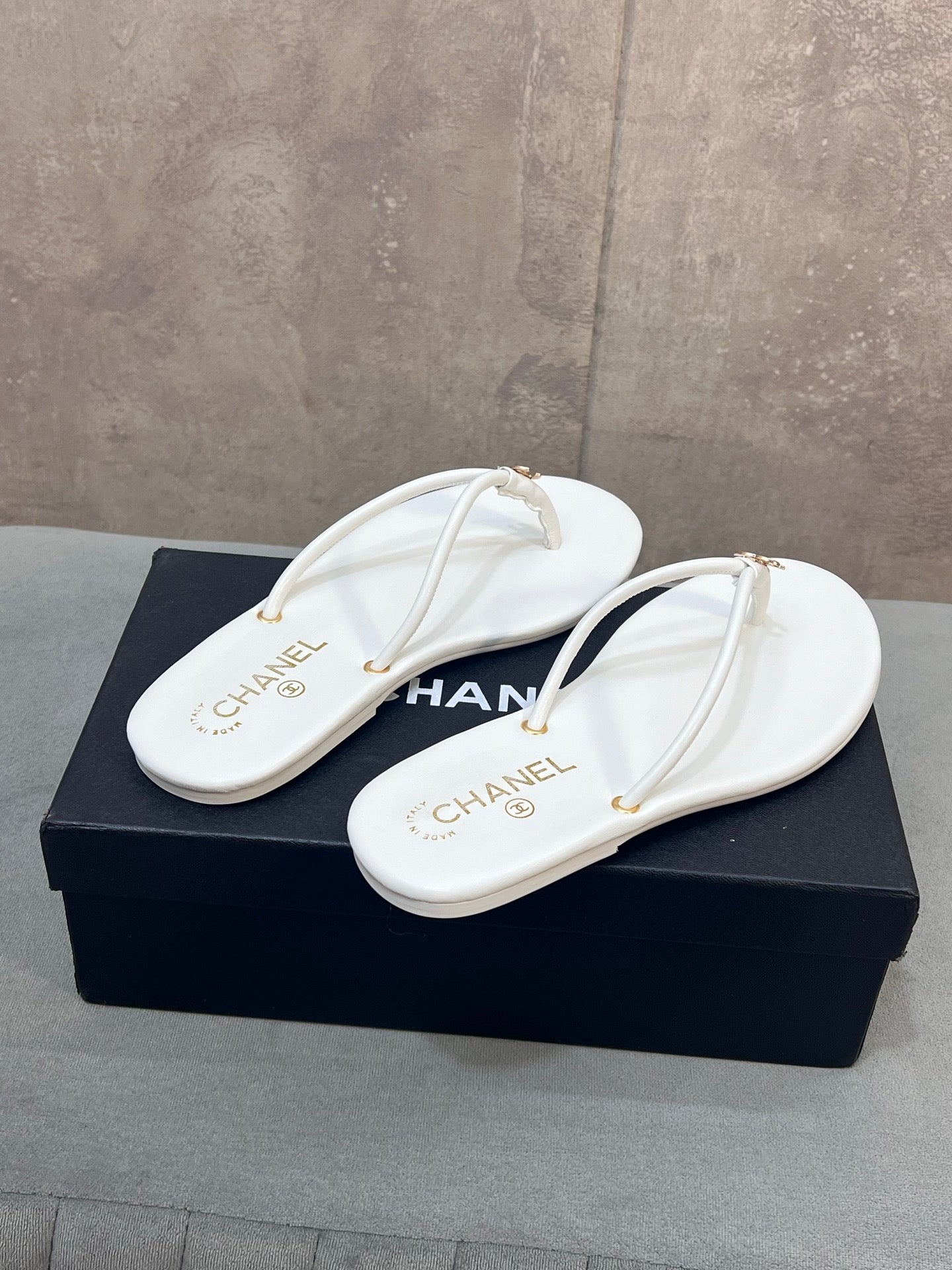 26S FLIP FLOPS IN WHITE CALFSKIN CC LOGO mysite