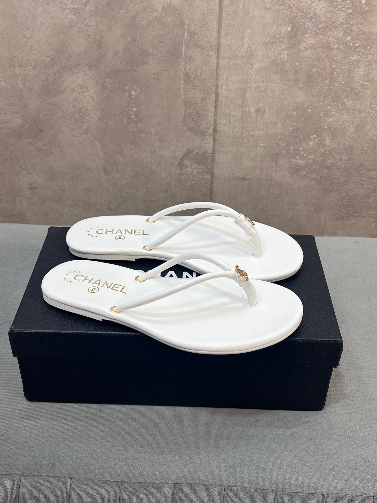 26S FLIP FLOPS IN WHITE CALFSKIN CC LOGO mysite
