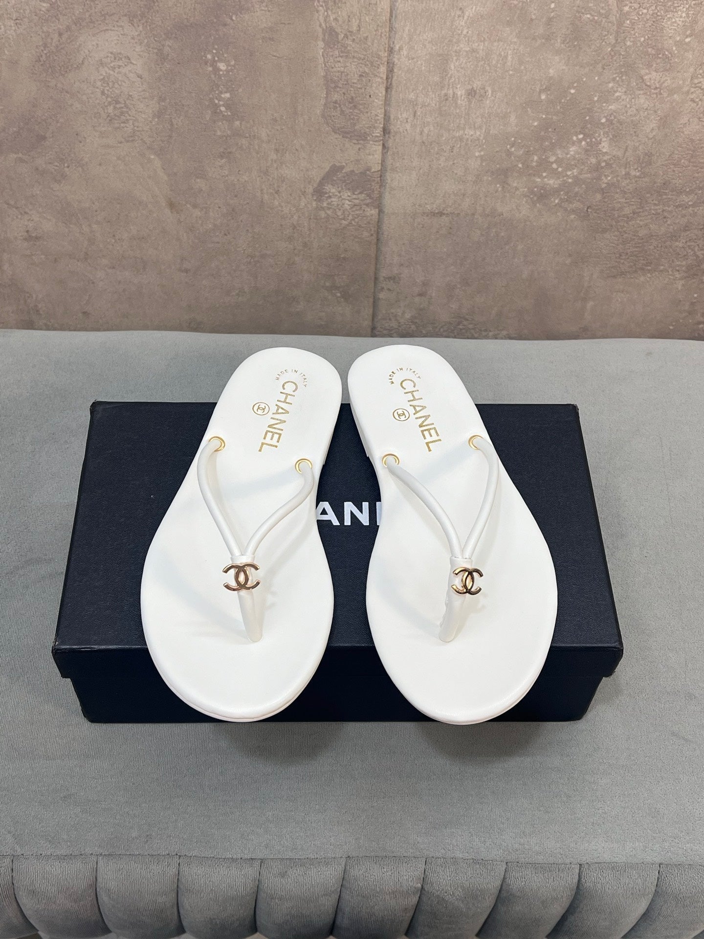 26S FLIP FLOPS IN WHITE CALFSKIN CC LOGO mysite