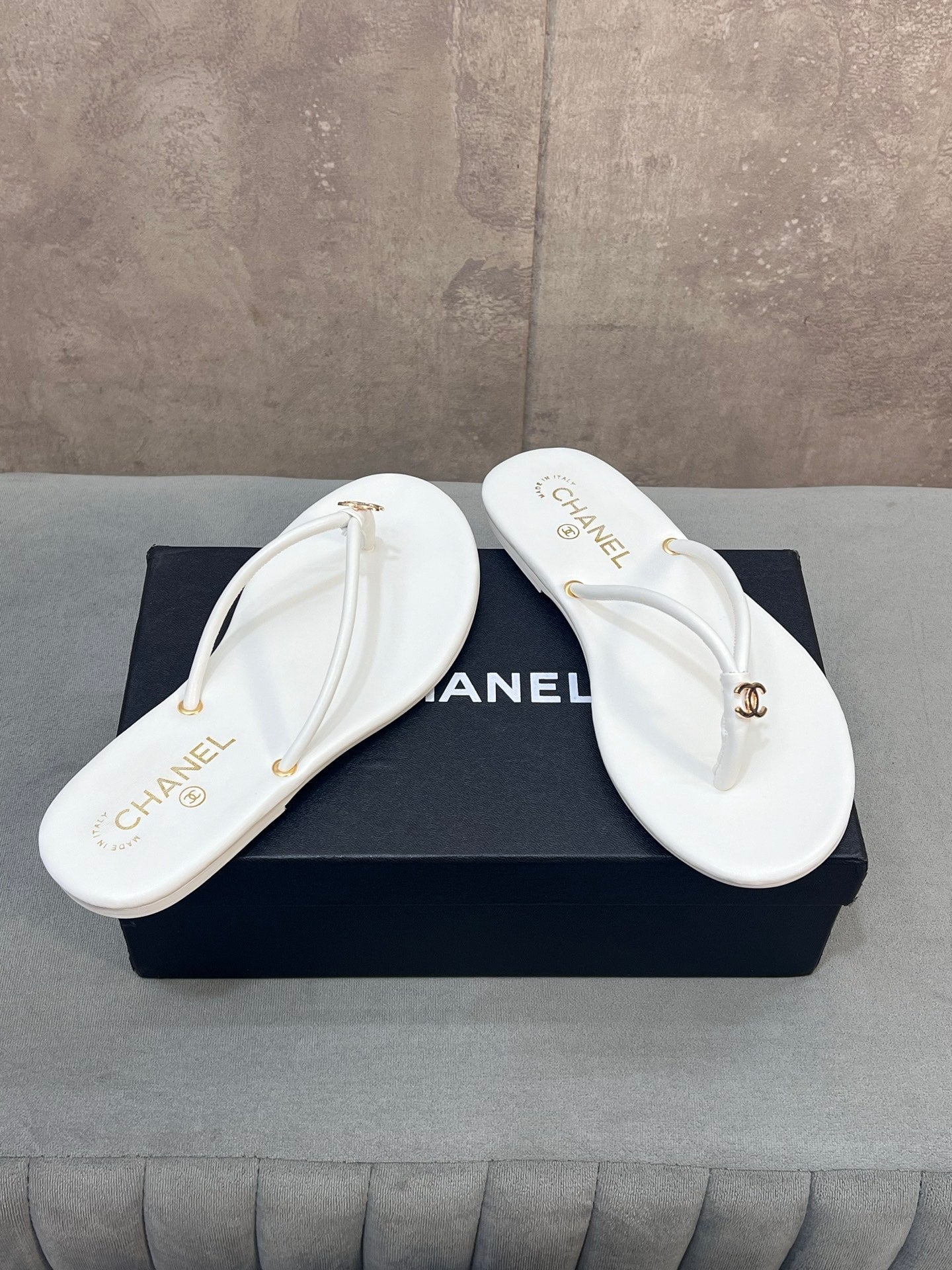 26S FLIP FLOPS IN WHITE CALFSKIN CC LOGO mysite