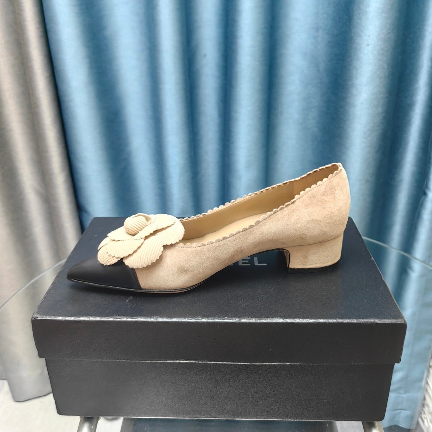 CC MEDIUM HEELS IN TAN BEIGE SUEDE AND BLACK CALFSKIN WITH FLOWER mysite
