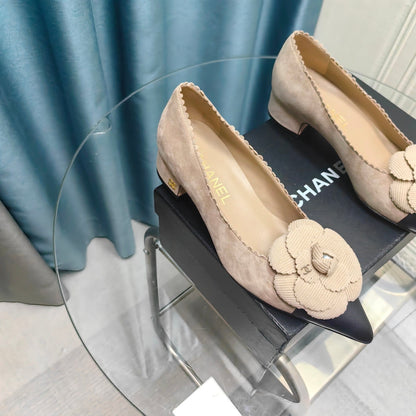 CC MEDIUM HEELS IN TAN BEIGE SUEDE AND BLACK CALFSKIN WITH FLOWER mysite
