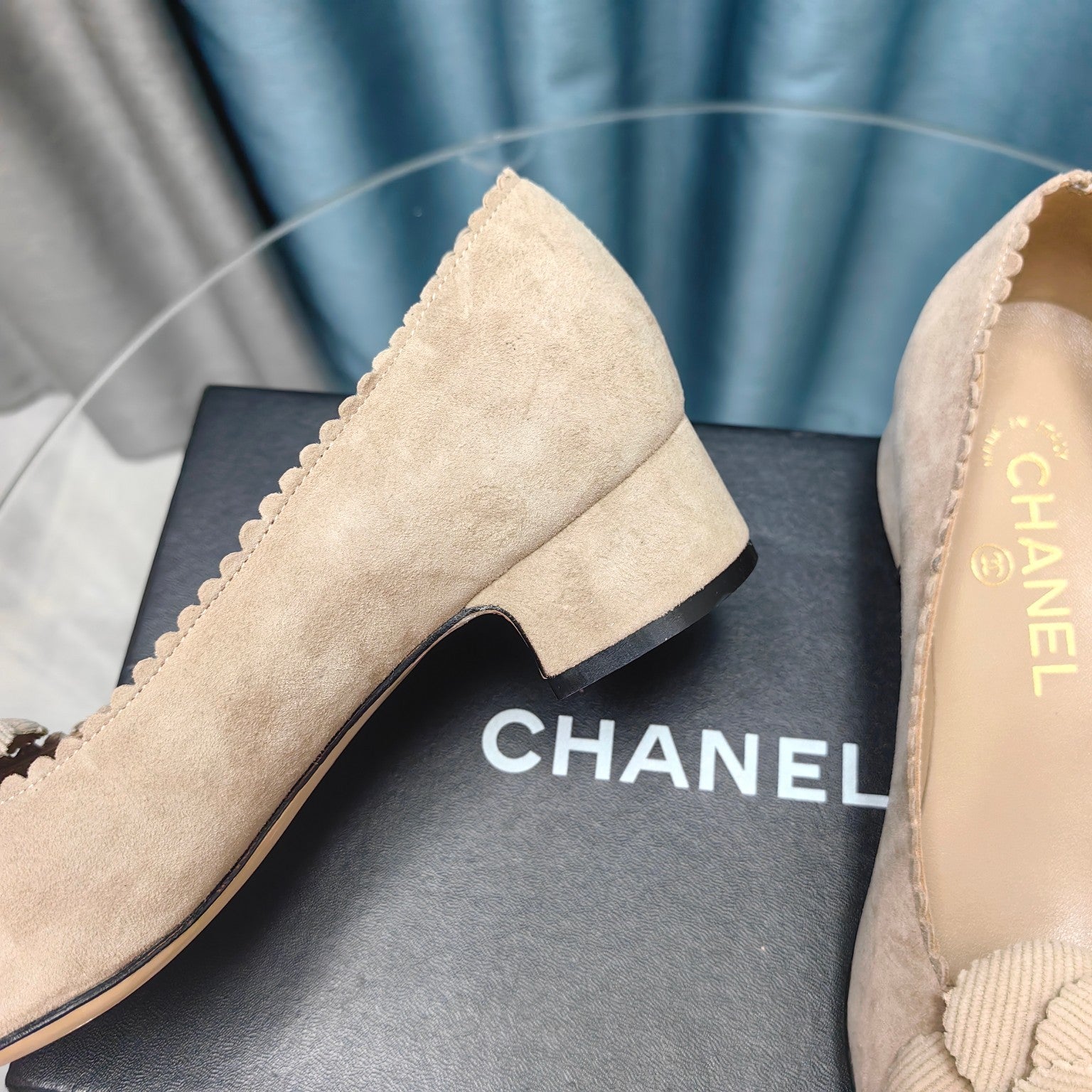 CC MEDIUM HEELS IN TAN BEIGE SUEDE AND BLACK CALFSKIN WITH FLOWER mysite