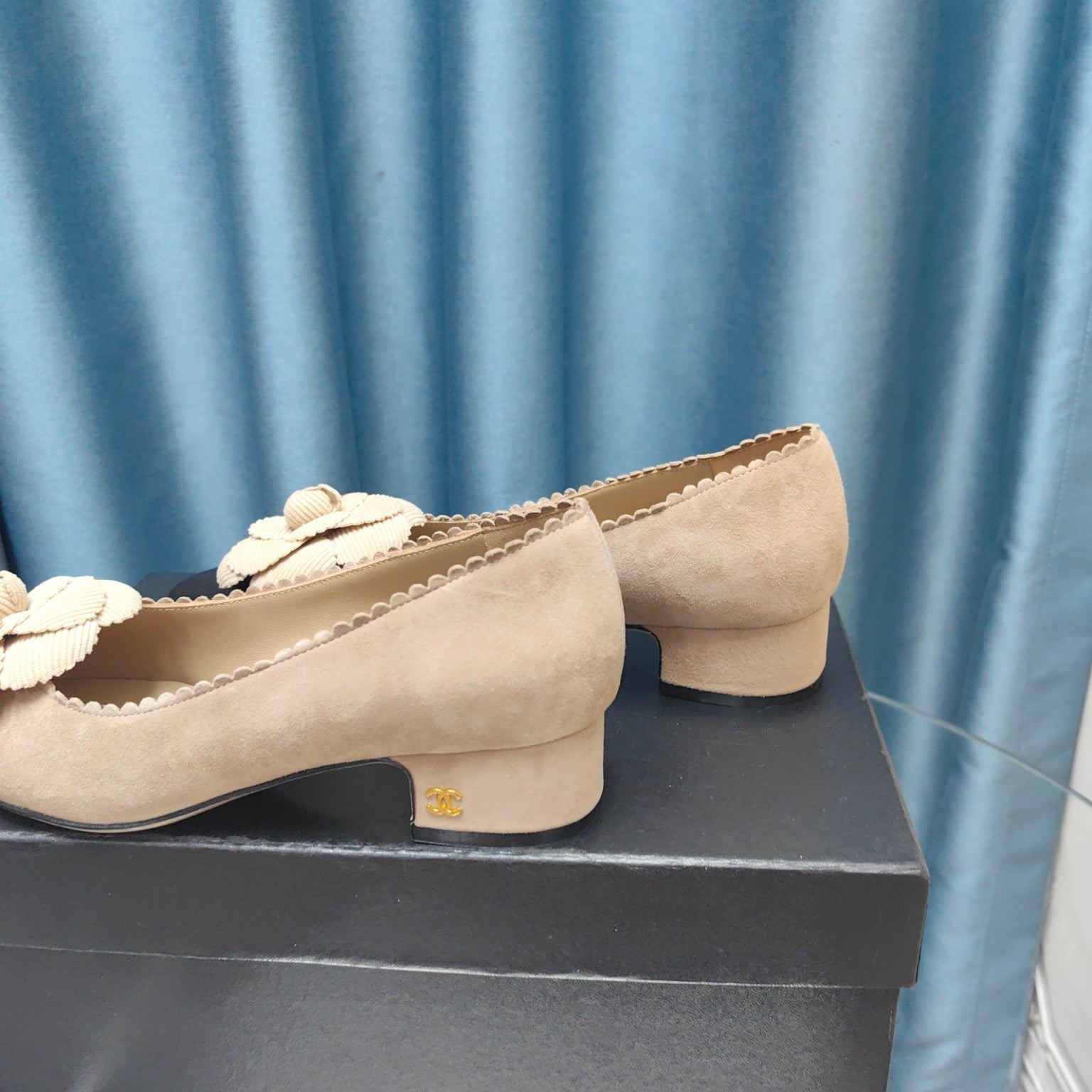 CC MEDIUM HEELS IN TAN BEIGE SUEDE AND BLACK CALFSKIN WITH FLOWER mysite