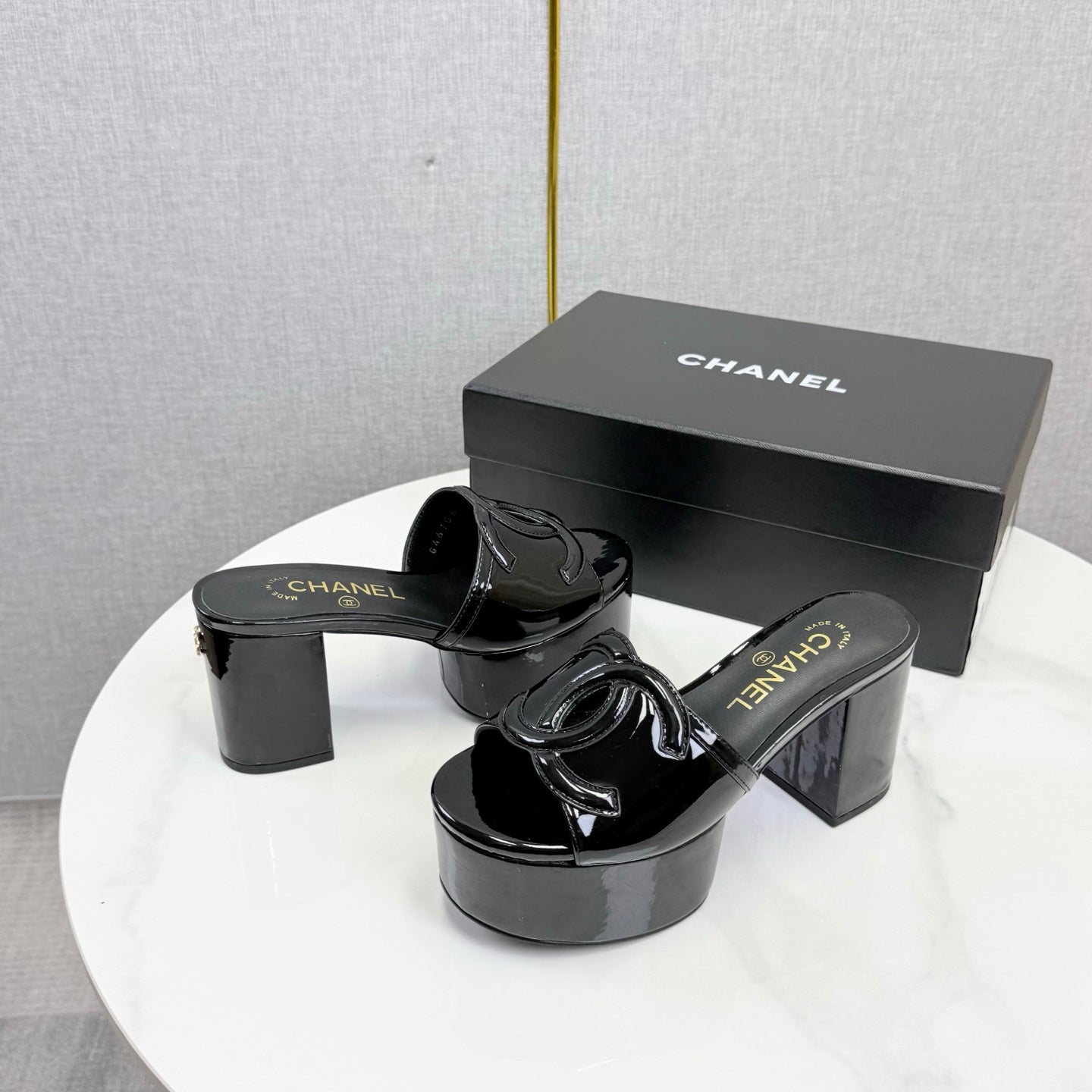CHANEL 26S BLOCK HEEL SANDALS 100 MM IN BLACK PATENT CALFSKIN mysite