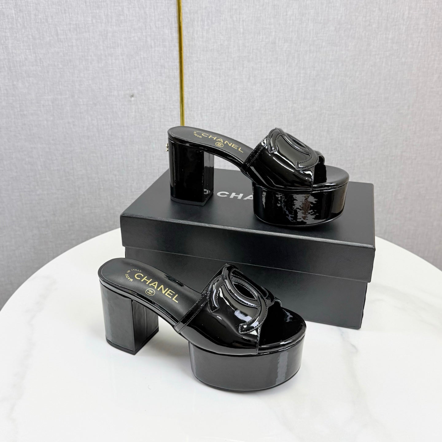 CHANEL 26S BLOCK HEEL SANDALS 100 MM IN BLACK PATENT CALFSKIN mysite