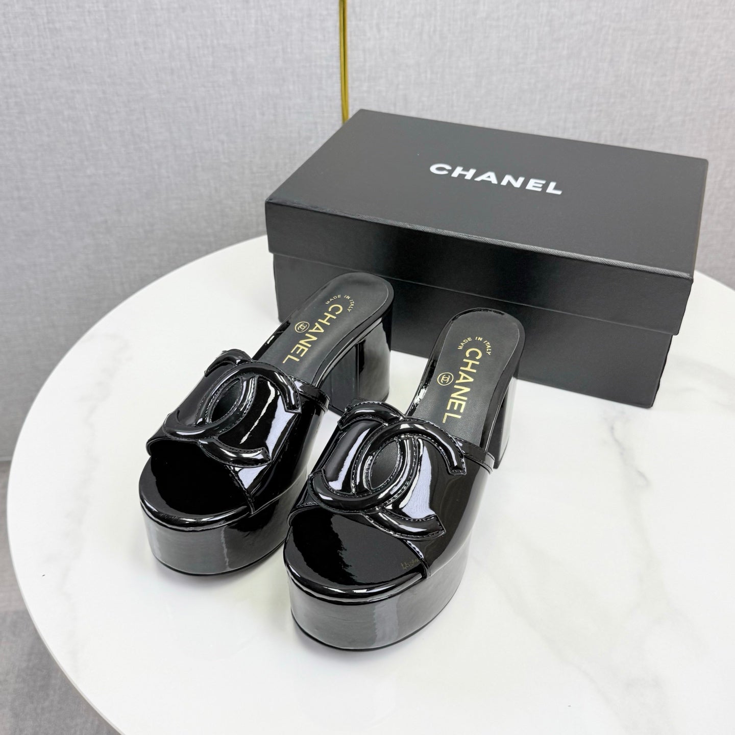 CHANEL 26S BLOCK HEEL SANDALS 100 MM IN BLACK PATENT CALFSKIN mysite