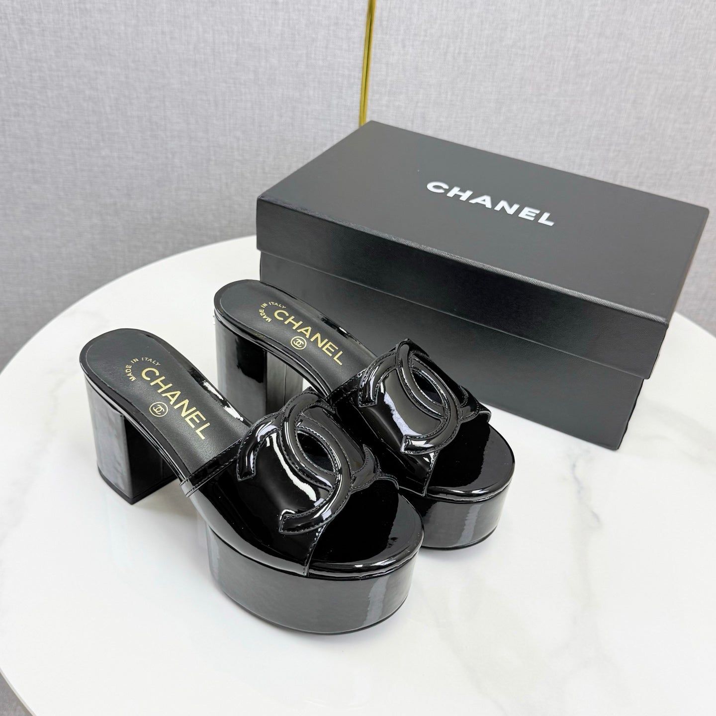 CHANEL 26S BLOCK HEEL SANDALS 100 MM IN BLACK PATENT CALFSKIN mysite