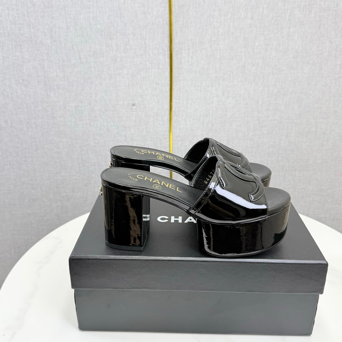CHANEL 26S BLOCK HEEL SANDALS 100 MM IN BLACK PATENT CALFSKIN mysite