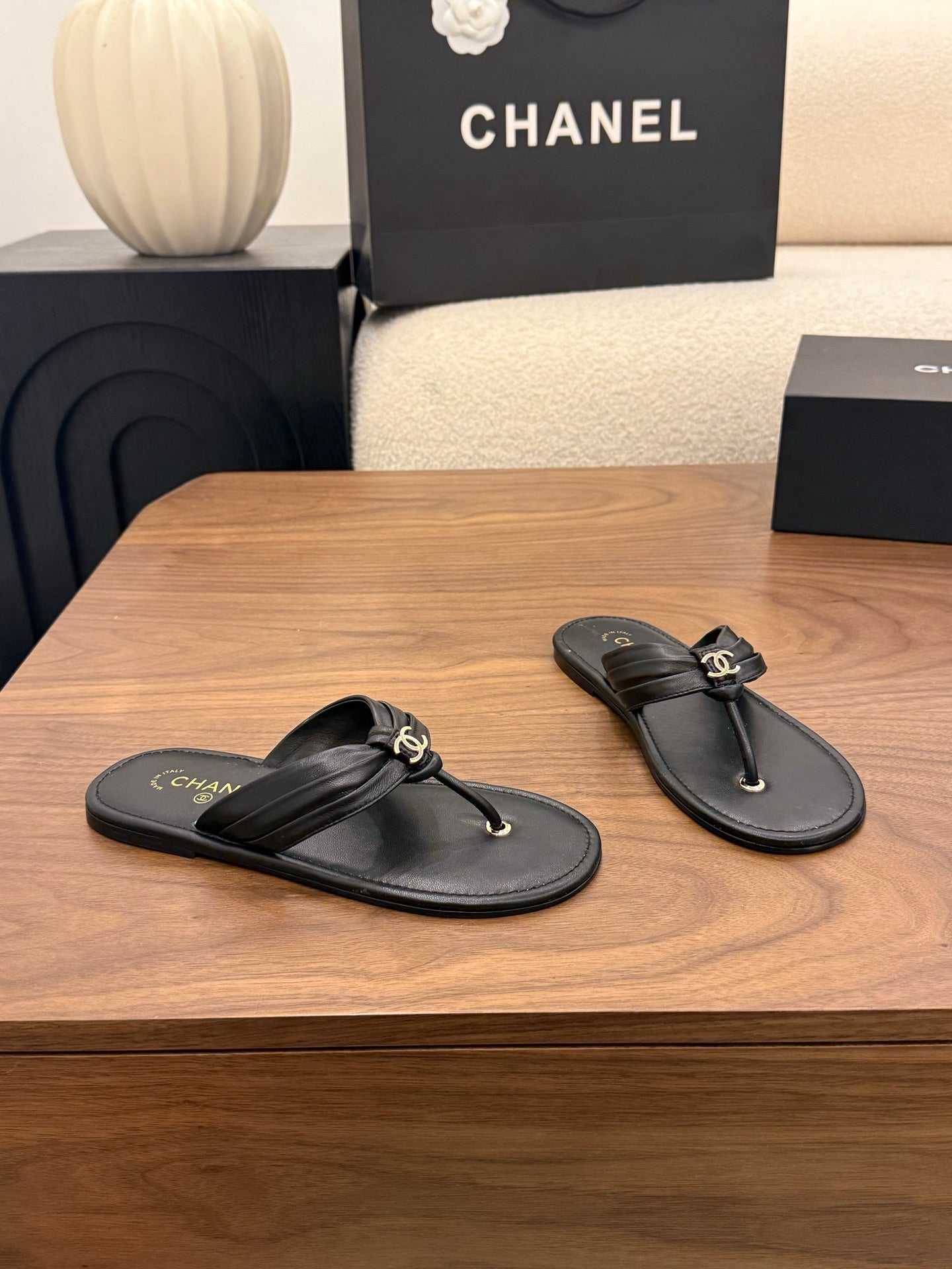 26S THONG SANDALS IN BLACK CALFSKIN WITH CC LOGO mysite