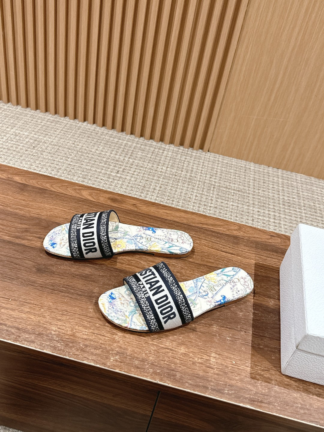 26S SLIDE SANDALS IN MULTICOLOR FLORAL MAP PRINT LOGO STRAP mysite