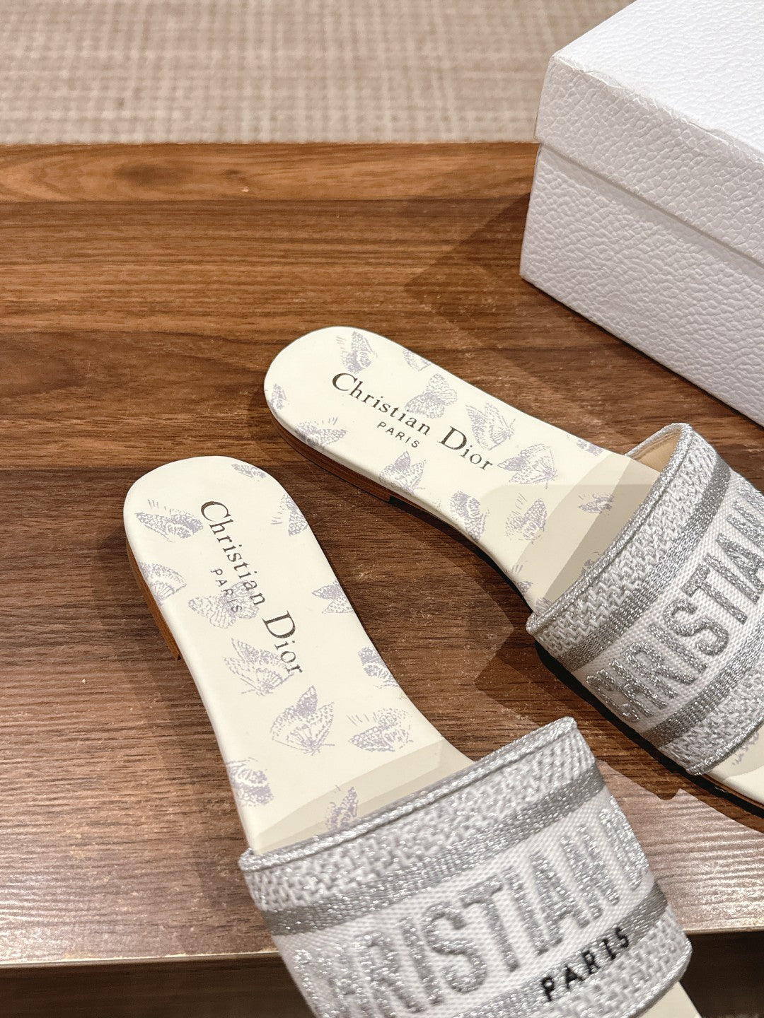 26S SLIDE SANDALS IN GREY BUTTERFLY PRINT LOGO mysite