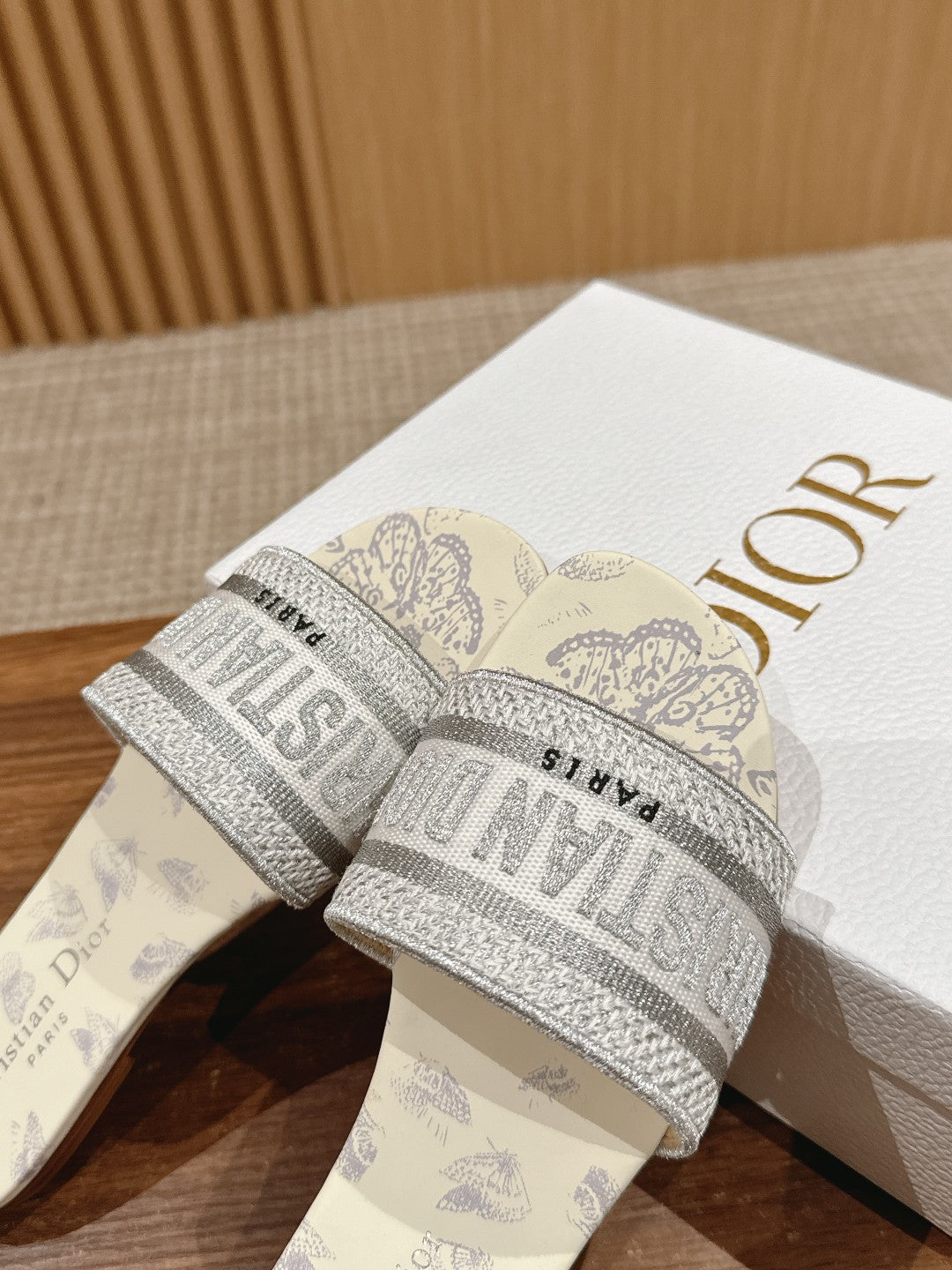 26S SLIDE SANDALS IN GREY BUTTERFLY PRINT LOGO mysite