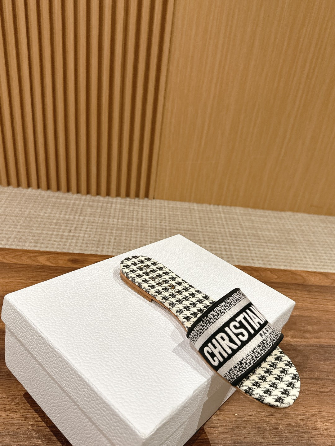 26S D-CLUB FLAT SLIDES IN BLACK AND WHITE HOUNDSTOOTH mysite