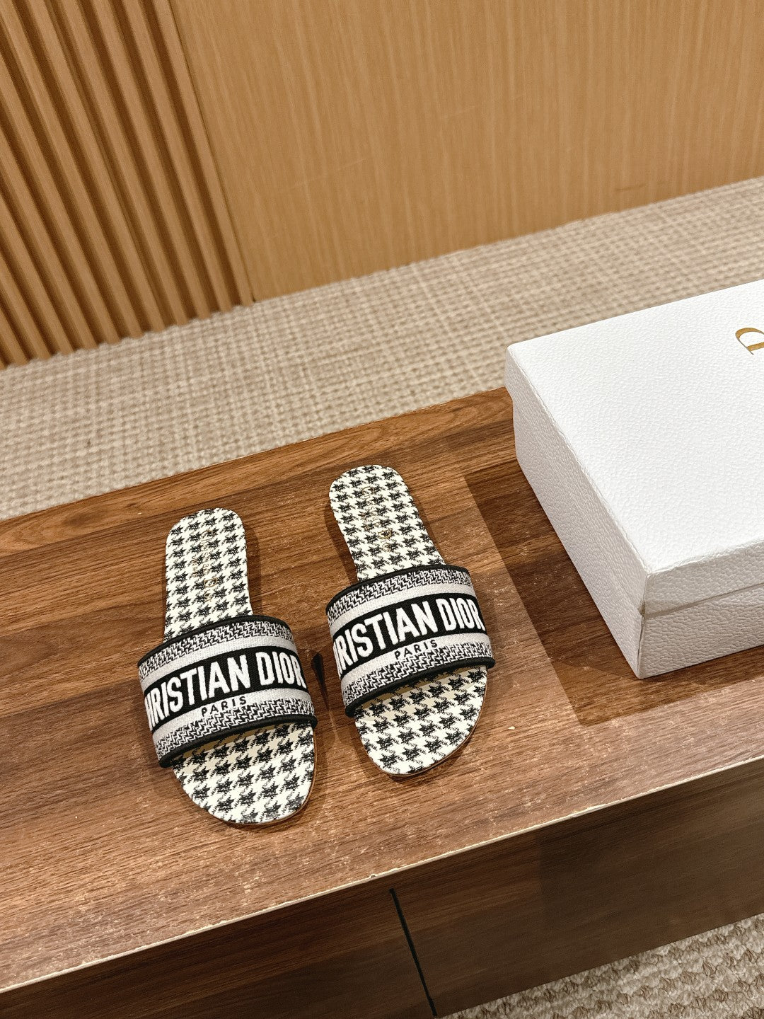 26S D-CLUB FLAT SLIDES IN BLACK AND WHITE HOUNDSTOOTH mysite