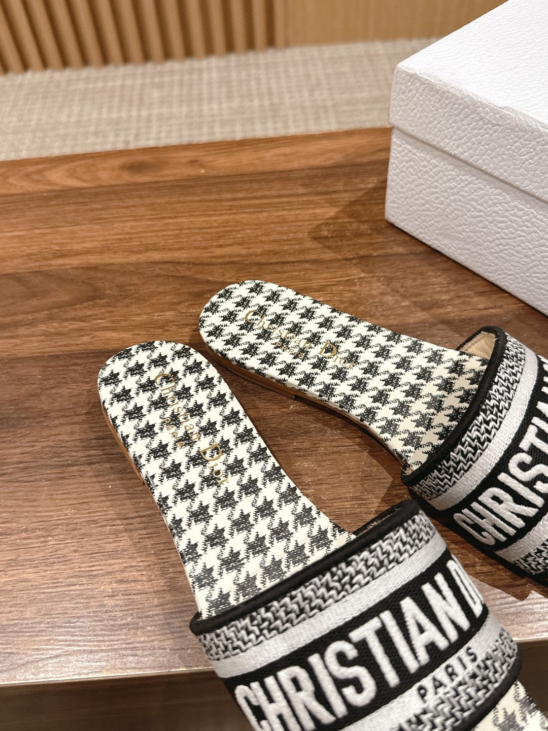 26S D-CLUB FLAT SLIDES IN BLACK AND WHITE HOUNDSTOOTH mysite