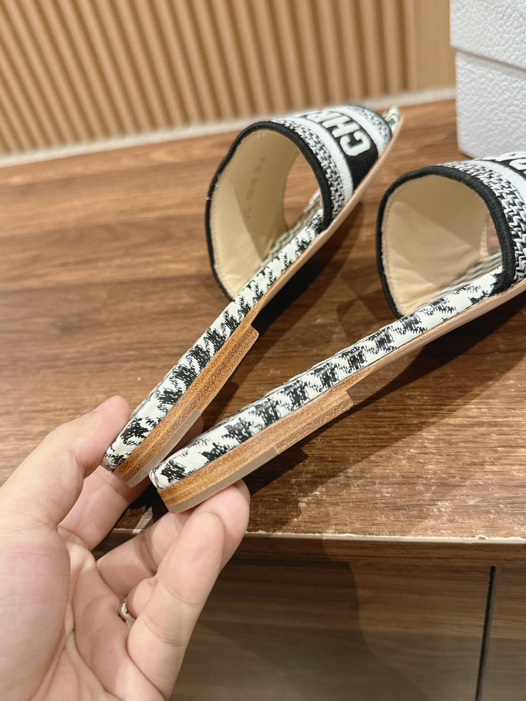 26S D-CLUB FLAT SLIDES IN BLACK AND WHITE HOUNDSTOOTH mysite