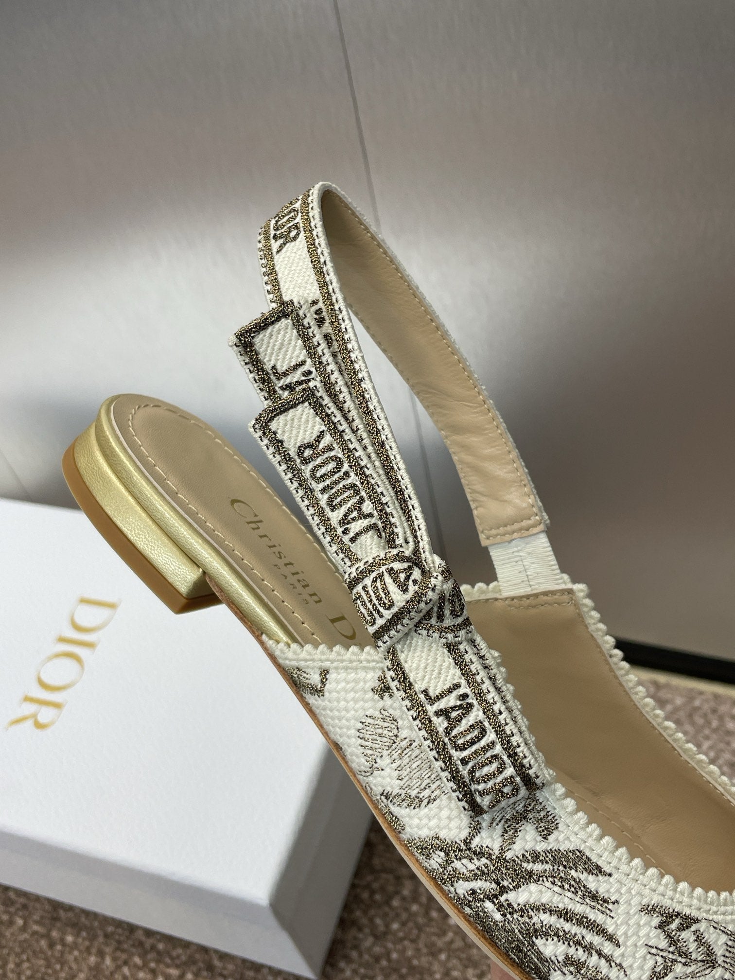 J'ADIOR SLINGBACK PUMP WHITE AND GOLD-TONE MILLEFIORI JACQUARD mysite