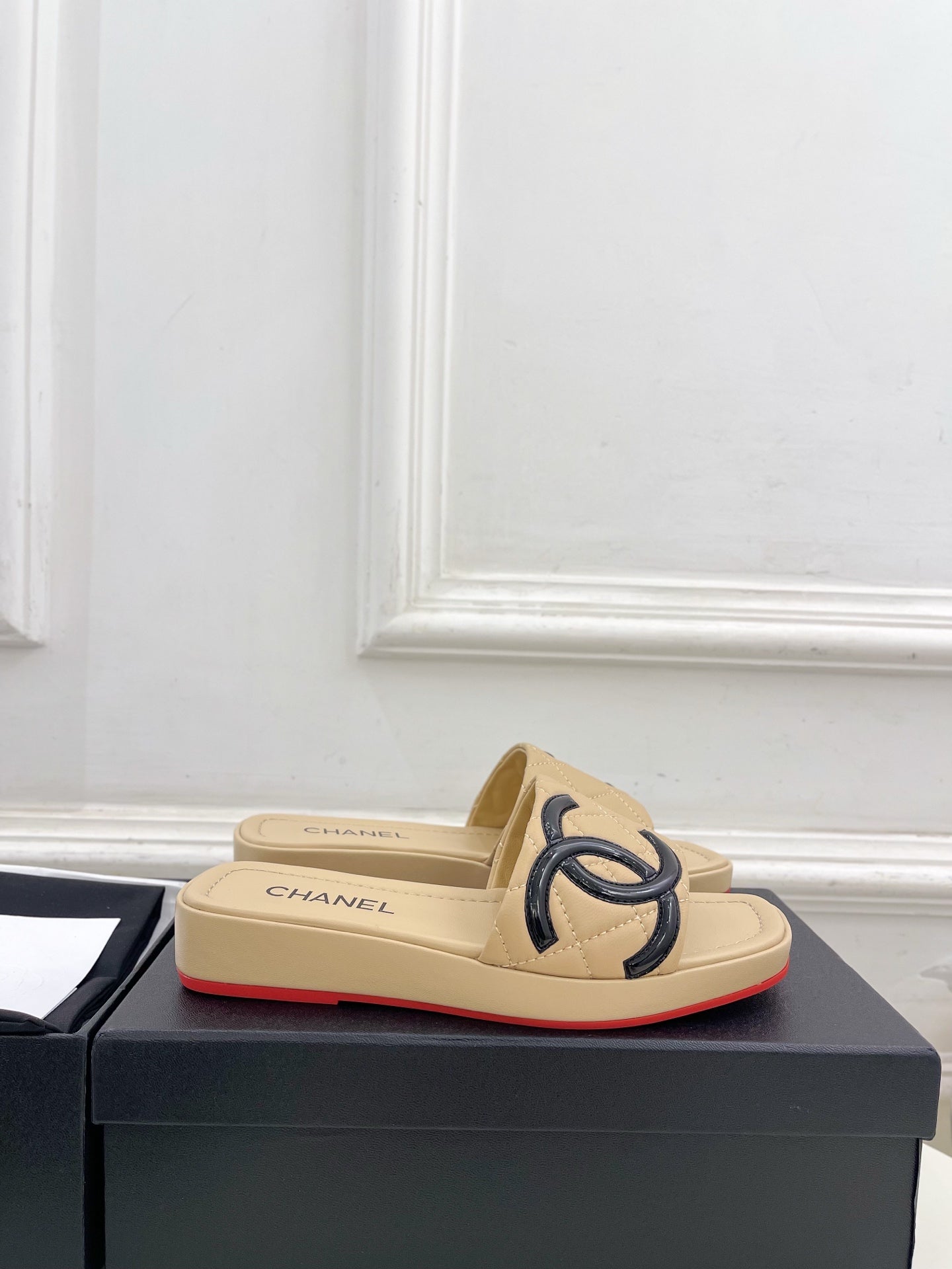 26S FLAT SLIDES IN BEIGE LAMBSKIN WITH BLACK CC LOGO mysite