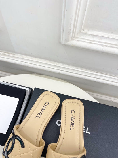 26S FLAT SLIDES IN BEIGE LAMBSKIN WITH BLACK CC LOGO mysite