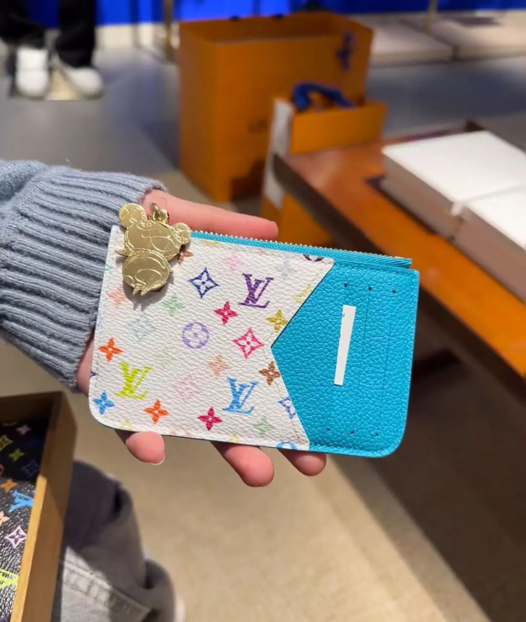 L--Inspired Card Holder Wallet: Chic & Functional!-s2 mysite